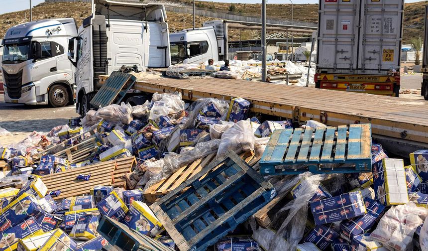 İşgal Çetesi Gazze'ye Giden Yardım Tırlarını kasten Yağmalıyor