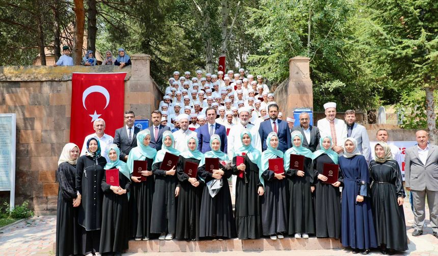 Bitlis’te Eğitimini Tamamlayan 82 Öğrenci İçin İcazet Programı Düzenlendi