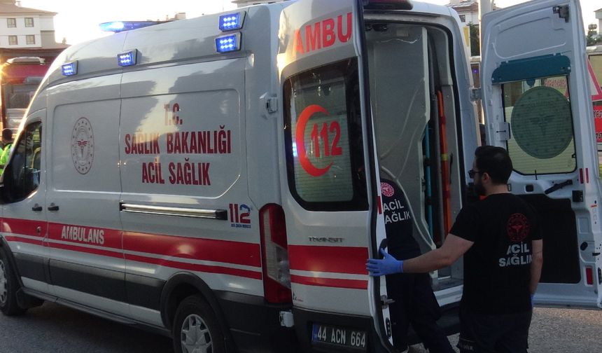 3 Otomobil ve 1 Kamyonet Çarpıştı: 2'si Ağır, 9 Yaralı