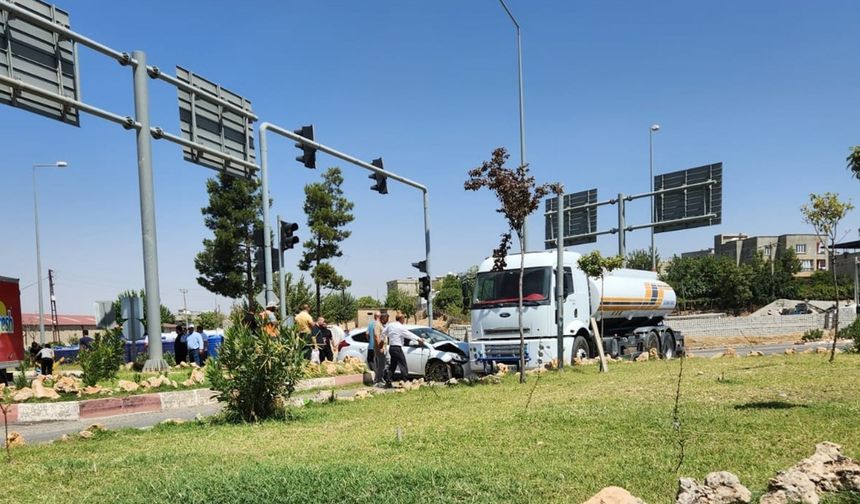 Su Tankeri ile Otomobil Çarpıştı: 11 Yaşındaki Çocuk Yaralandı