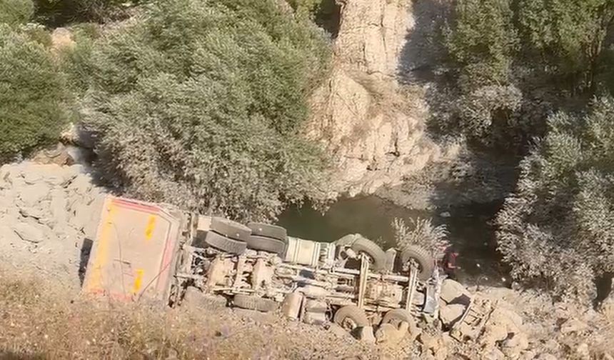 Kamyon Uçuruma Yuvarlandı: Şoför Hayatını Kaybetti