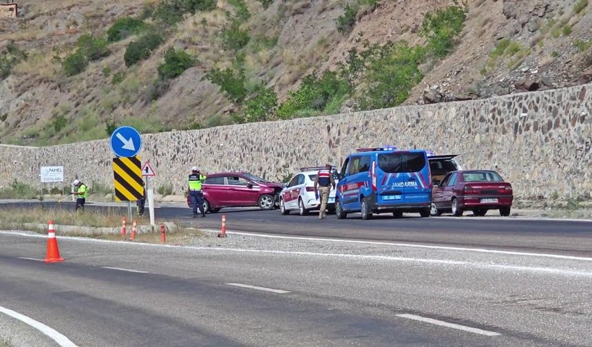 Direksiyon Hakimiyetini Kaybeden Sürücü Duvara Çarptı
