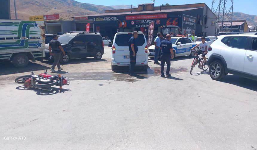 Motosiklet ile Hafif Ticari Araç Çarpıştı: 2 Yaralı
