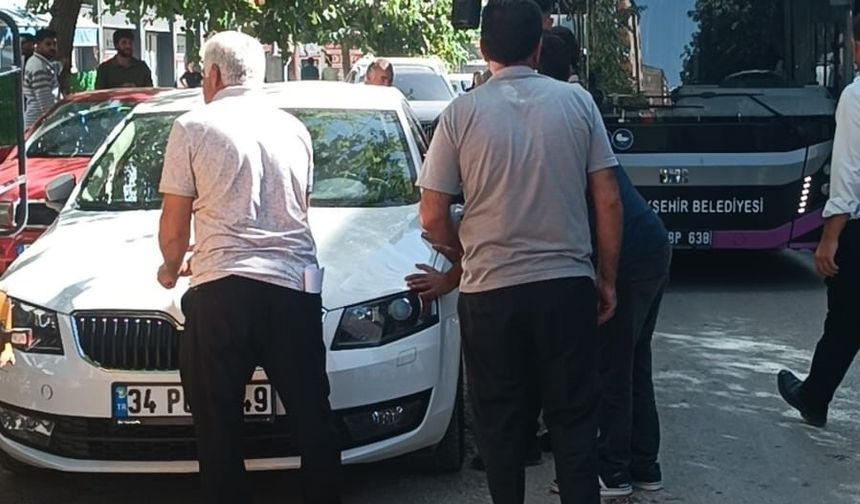 Van'da duyarsız sürücü trafiği kilitledi