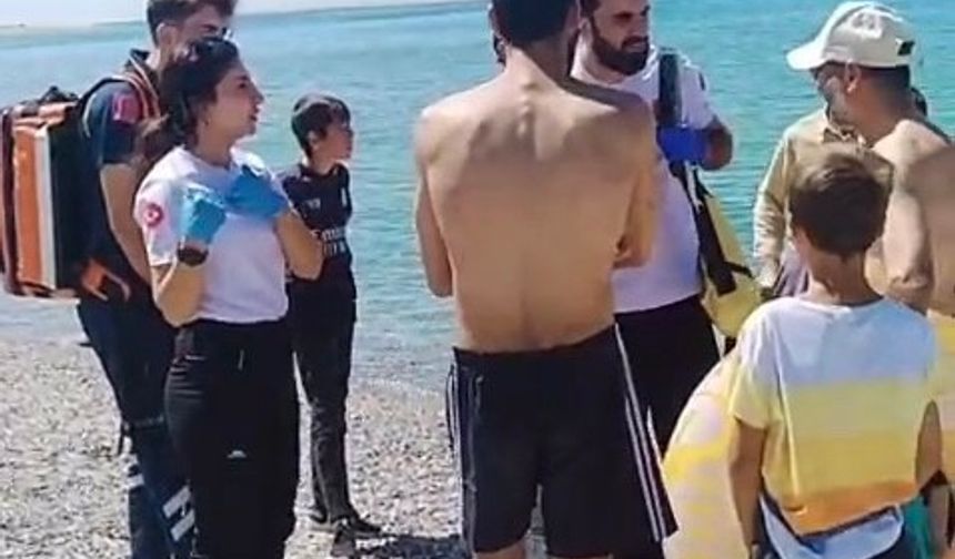 Van Gölü’nde Baba-Oğul Ölümden Döndü
