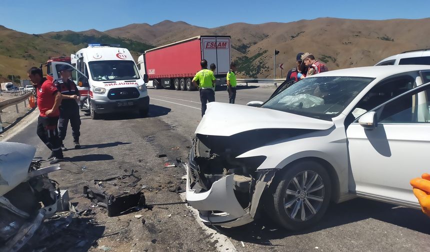 İki Otomobil Çarpıştı: Ölü Sayısı 4’e Yükseldi, 5 Yaralı