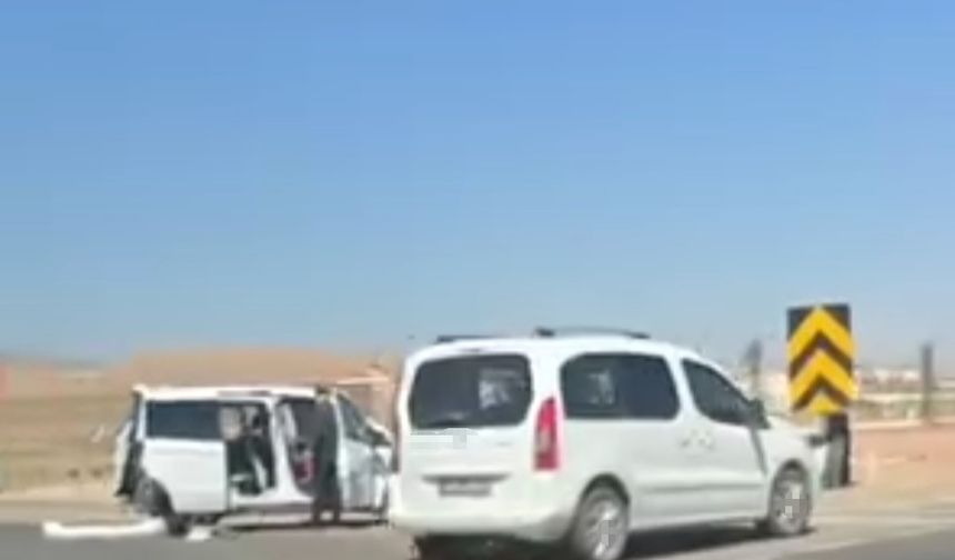 Siirt'te otomobil ile hafif ticari araç çarpıştı: 3 yaralı