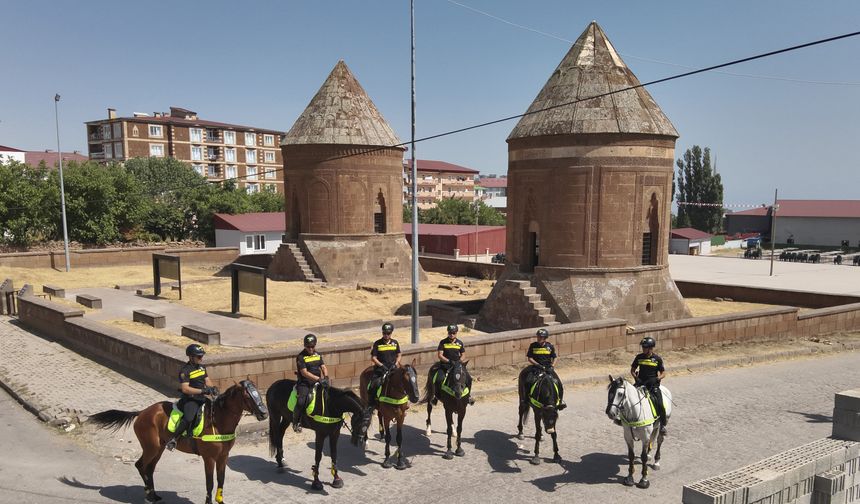 Atlı Polisler Ahlat Sokaklarında