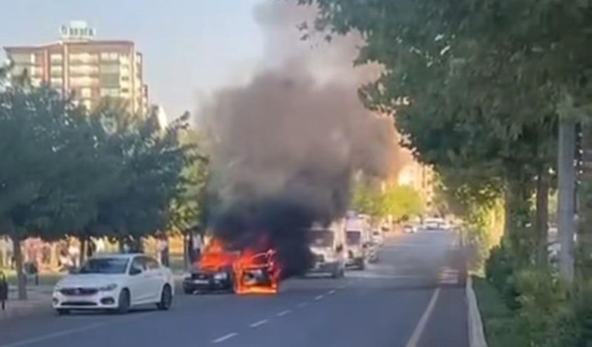 Diyarbakır’da Silahlı Kavga: 1 Ağır Yaralı, Otomobil Ateşe Verildi