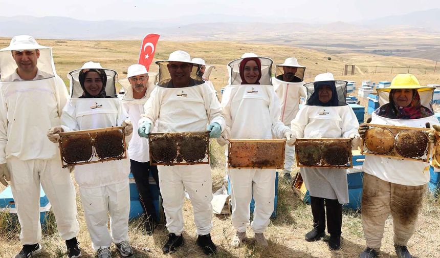 Kadınlar Arıcılıkla Ekonomiye Katkı Sunuyor