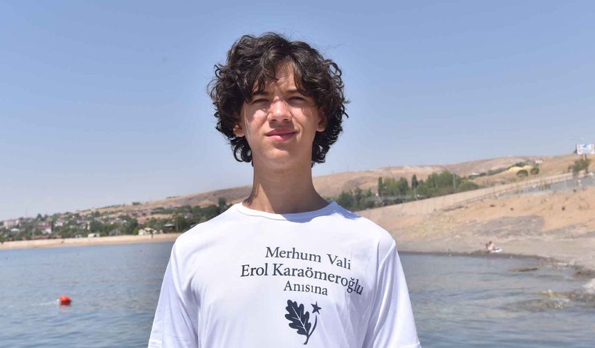 Ahlat’ta 15 Yaşındaki Yüzücü 3,5 Saatte Parkuru Tamamladı