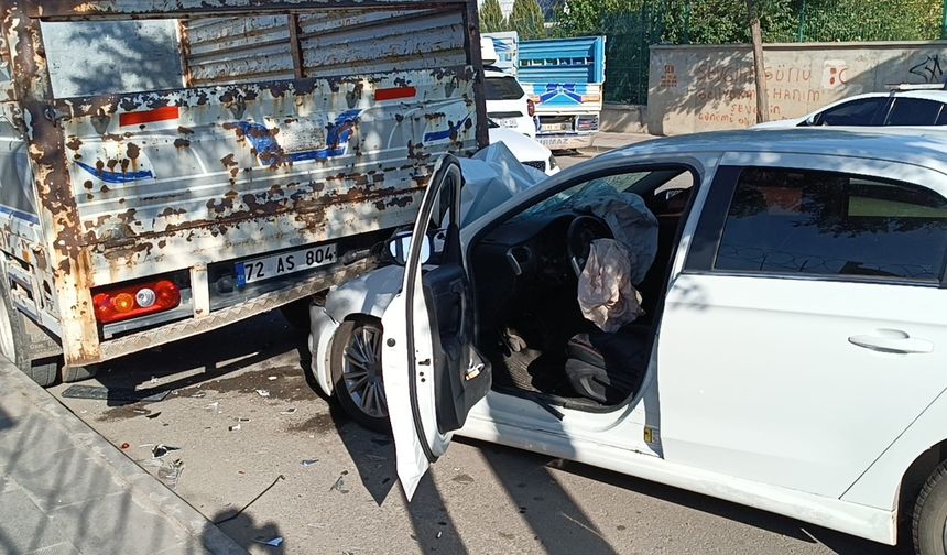 Batman'da otomobil park halindeki kamyonete çarptı: 1 yaralı