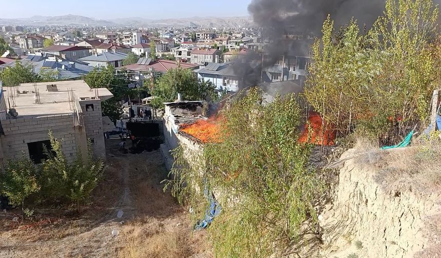 Van’da Kömürlük Yangını Korkuttu