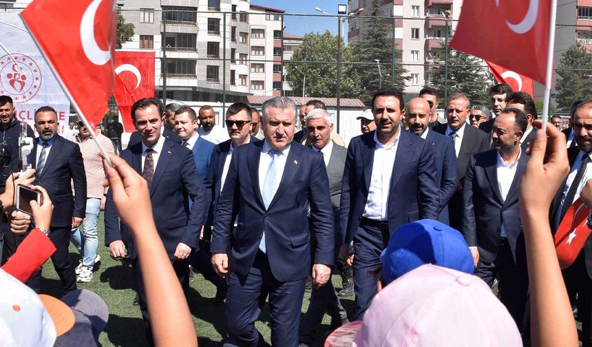 Bakan Bak, Bitlis’e Yatırım Müjdeleri Verdi ve Van Gölü’nde Tekne Turu Yaptı