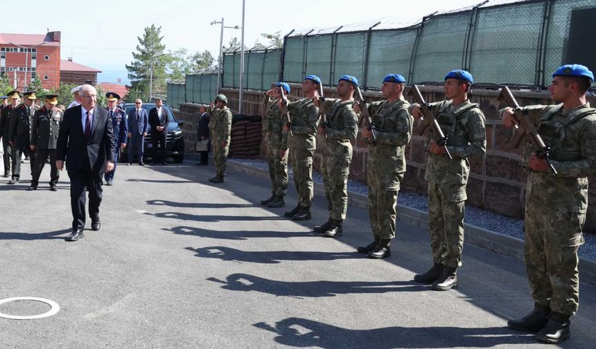 Bakan Güler, Ahlat Komando Tabur Komutanlığını ziyaret etti