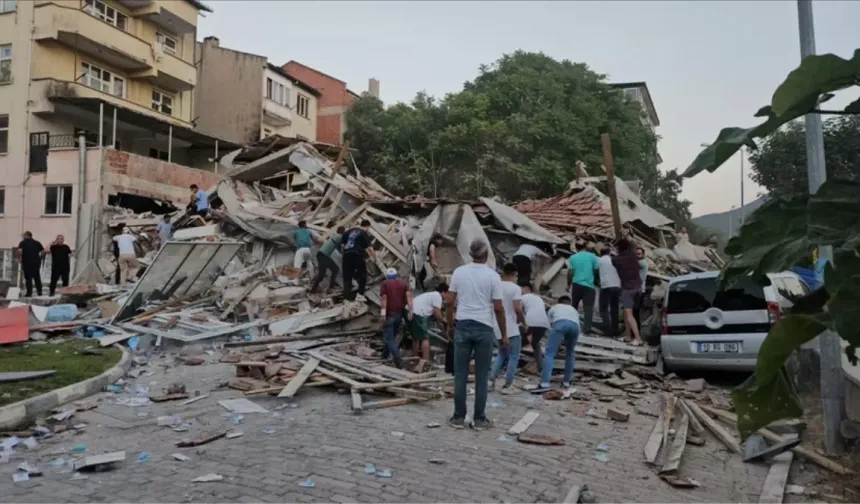 Balıkesir Depreminde 10 Bina Yıkıldı, Kurtarma Çalışmaları Sürüyor