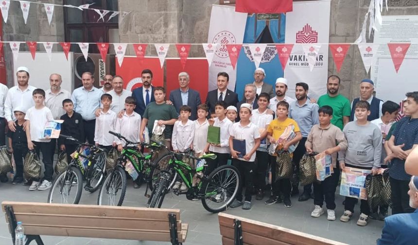 Bitlis Ulu Camii’nde Yaz Kur’an Kursu Öğrencilerine Hediyeler Verildi