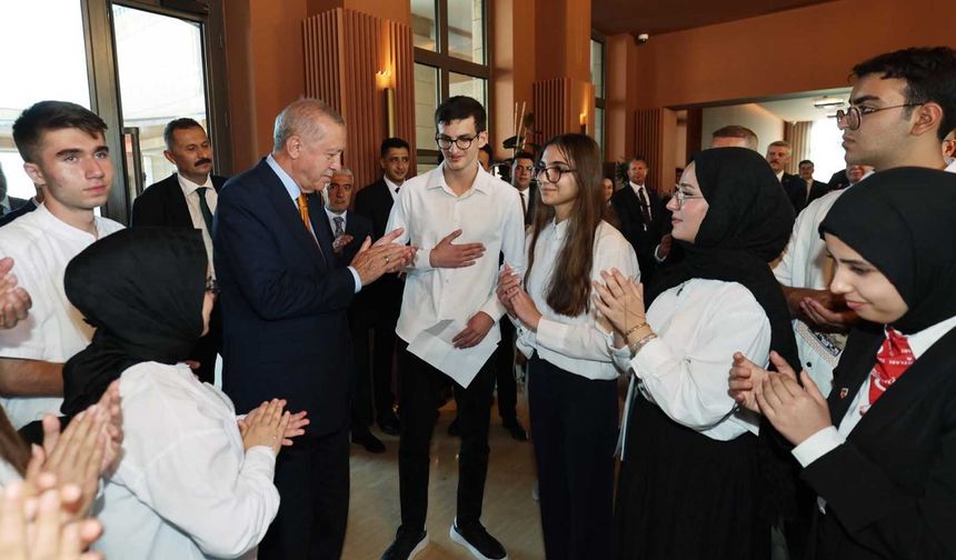 Cumhurbaşkanı Erdoğan, Ahlat’ta Öğrencilerle Buluştu