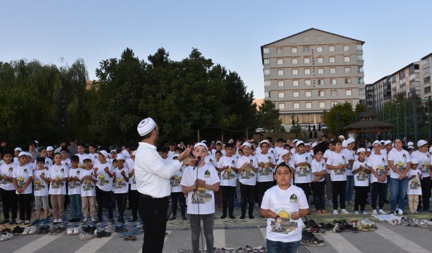 Bitlis’te yüzlerce çocuk ‘Hayat Namazla Güzeldir’ etkinliğinde Gazze’ye destek verdi