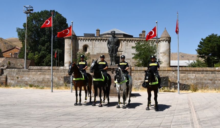 Atlı Polislerden Tarihi Bitlis Sokaklarında Devriye
