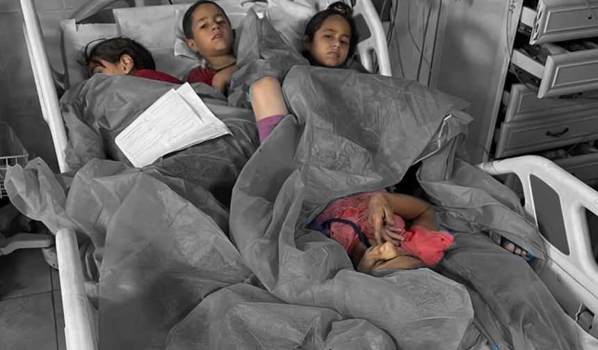 Gazze’de yaralı çocuklar aynı yatağı paylaşıyor