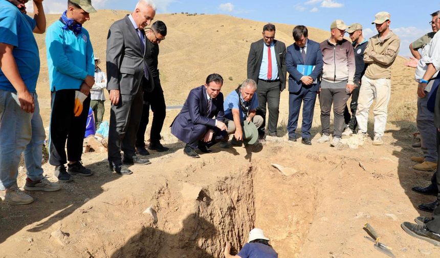 Vali Karakaya, Cumhurbaşkanı Erdoğan'ın talimatlarıyla başlatılan kazı çalışmalarını inceledi