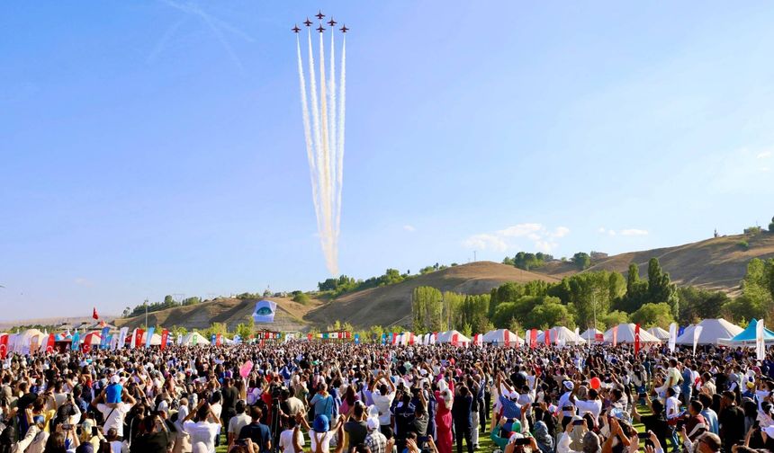 Türk Yıldızları’nın Ahlat Semalarındaki Gösterisinde Nefesler Tutuldu
