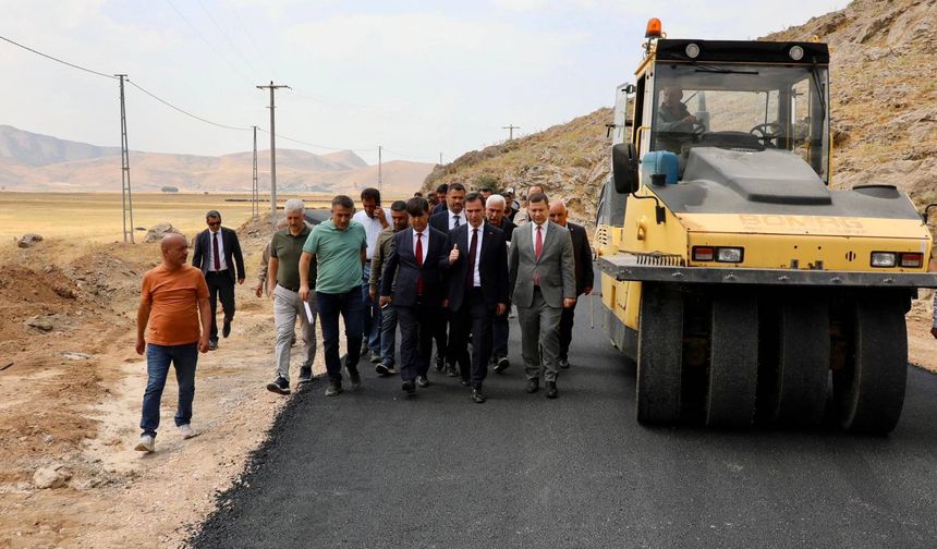 Vali Karakaya, Tatvan’da Yol Çalışmalarını Yerinde İnceledi