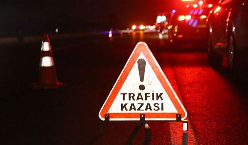 Lastiği Patlayan Kamyonet Devrildi: 2 Ölü, 8 Yaralı