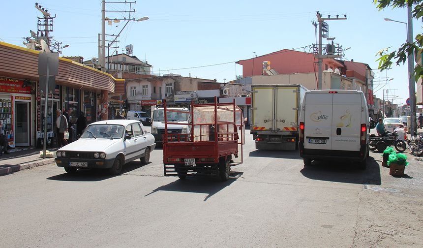 Ergani’de trafik ve otopark sorunu vatandaşları çileden çıkarıyor