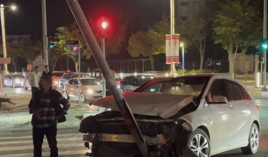 Kavşakta İki Otomobil Çarpıştı: 1 Yaralı
