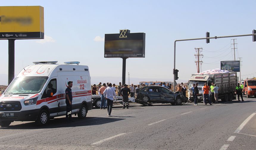 Diyarbakır’da freni boşalan kamyon zincirleme kazaya yol açtı: 12 yaralı