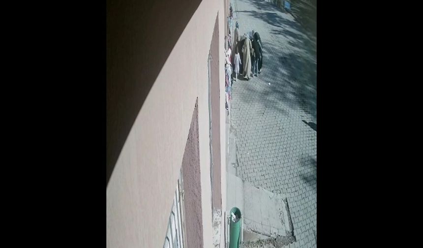 Öğretmenin uyguladığı Heimlich manevrası sayesinde kurtuldu