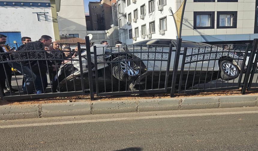 Bingöl’de Hafif Ticari Araç Bariyerlere Çarptı