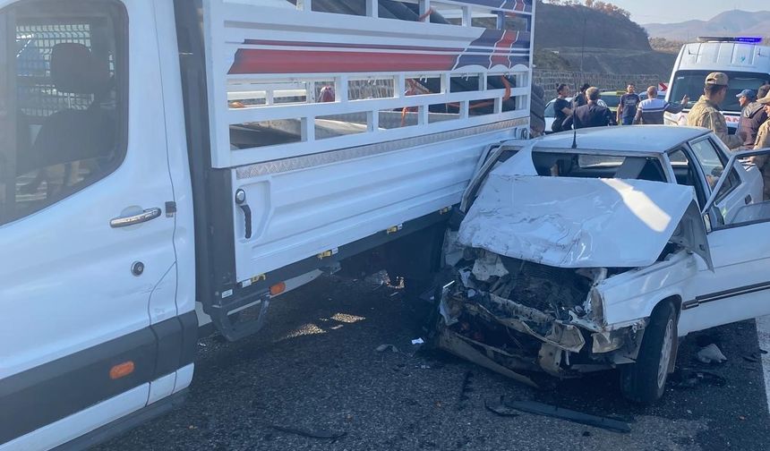 Otomobil ile Kamyonet Çarpıştı: 1 Ölü, 3 Yaralı