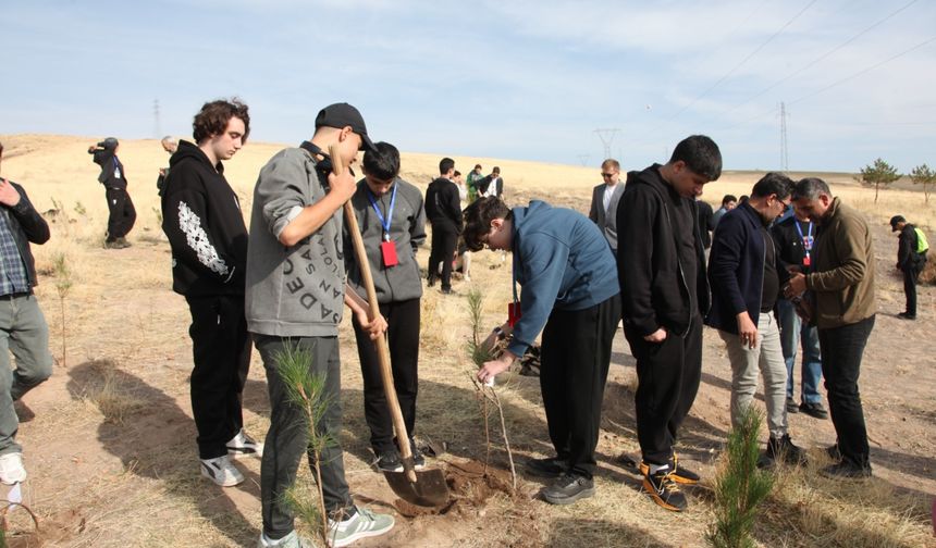 Ahlat’ta Öğrenciler Fidanlarla Geleceğe Nefes Oldu