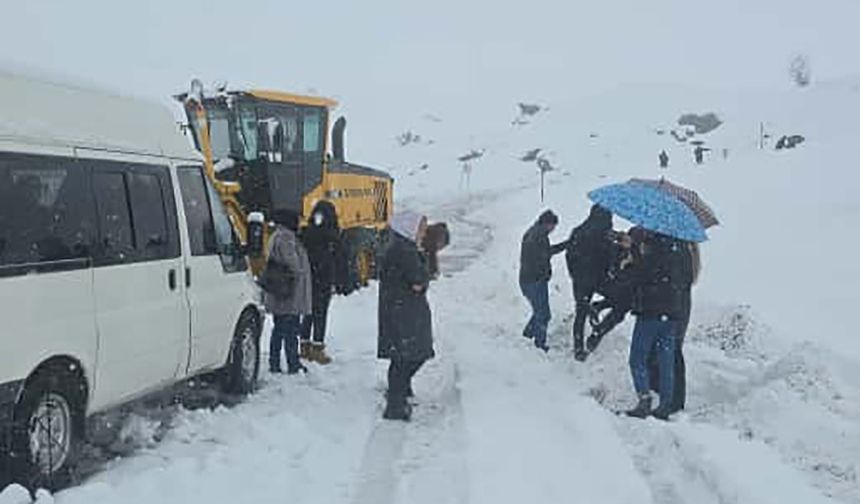 2600 Rakımlı Bölgede Mahsur Kalan Yolcuları Ekipler Kurtardı