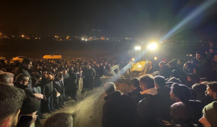 Baraja Uçan Araçta Hayatını Kaybeden 22 Yaşındaki Cihat Gözyaşları Arasında Toprağa Verildi