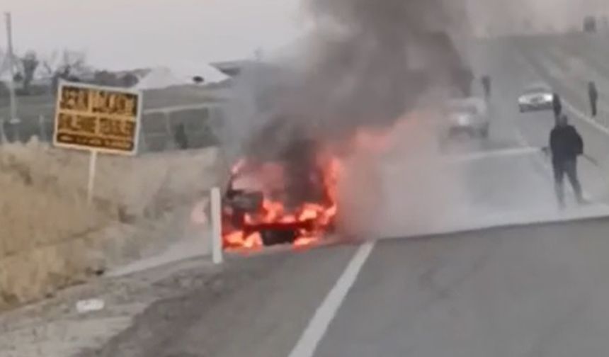 Diyarbakır’da Seyir Halindeki Araç Alev Aldı