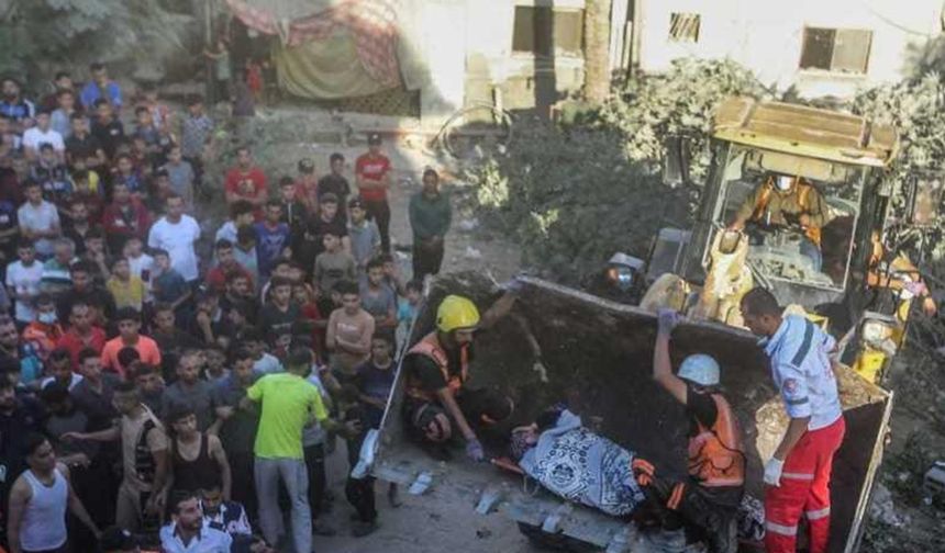 Gazze'de bir binanın enkazından 8 şehidin naaşı çıkarıldı