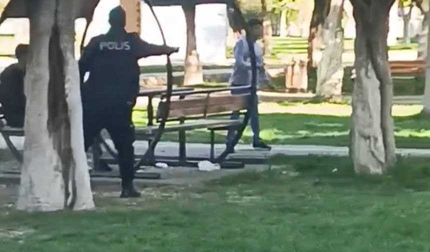 Siirt'te engelli gencin bıçakla vatandaşlara saldırdığı anlar böyle görüntülendi