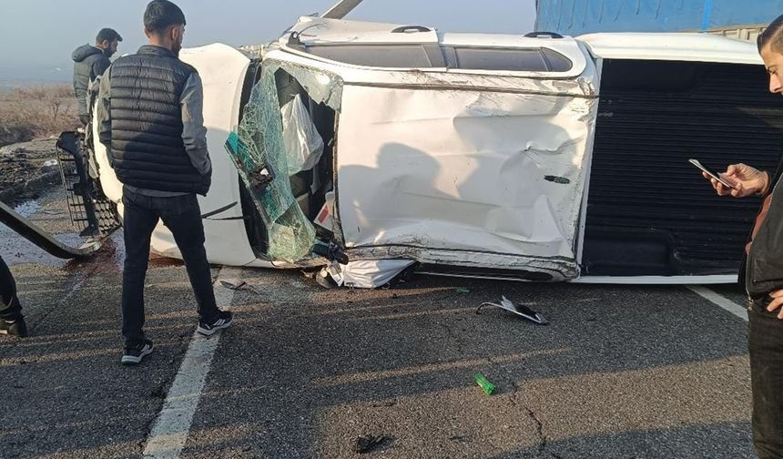 Batman–Bismil Yolunda Pikap Köprü Bariyerlerine Çarptı: Sürücü Ağır Yaralandı