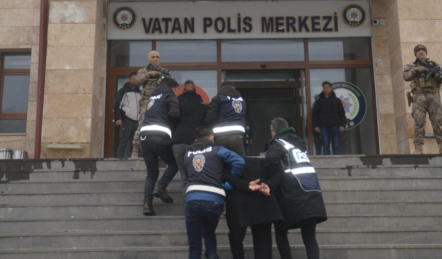 Muş’ta firari 2 şüpheli suç aleti silahla yakalanarak tutuklandı