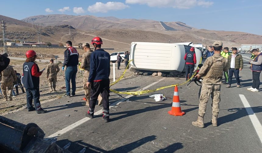 Otomobil minibüsle çarpıştı: 1 ölü, 2 ağır yaralı