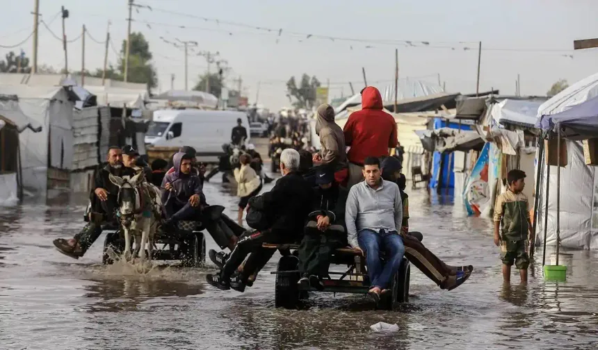 Gazze'de binlerce çadır sağanak yağışların altında kaldı