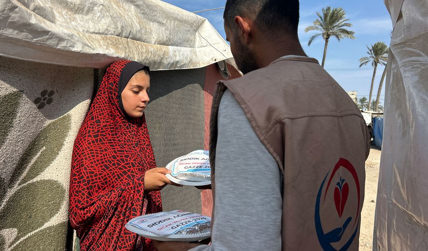 Gazze’de Yetimler Vakfı’ndan günlük sıcak yemek desteği