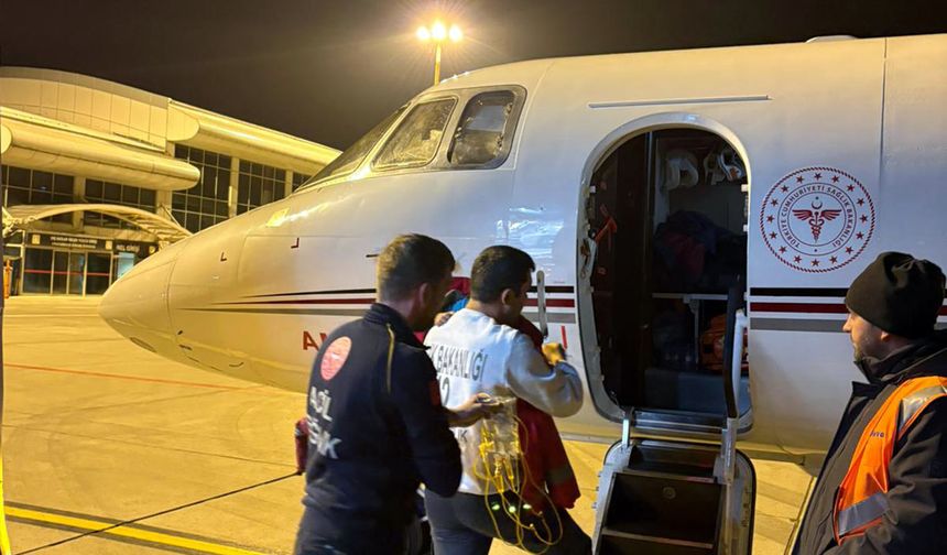 Ağrı’da karaciğer yetmezliği yaşayan bebek ambulans uçakla Ankara’ya sevk edildi