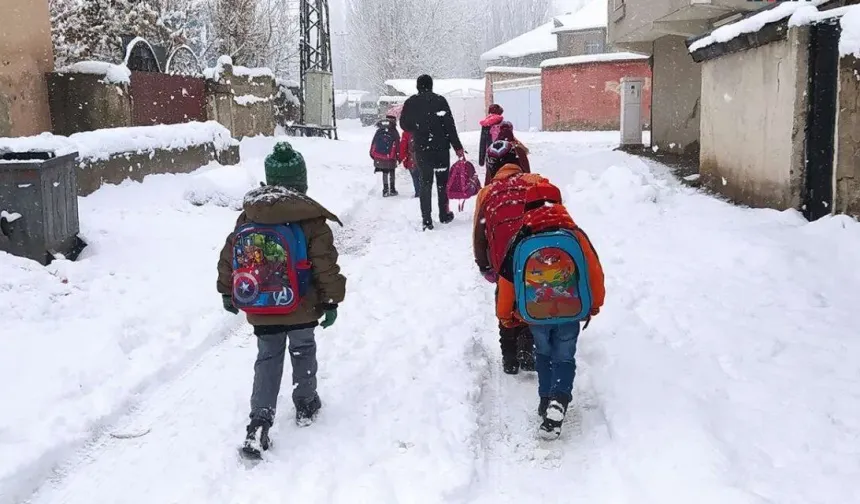 Bitlis Merkez ve Güroymak'ta Kar Yağışı Nedeniyle Taşımalı Eğitime 1 Gün Ara Verildi
