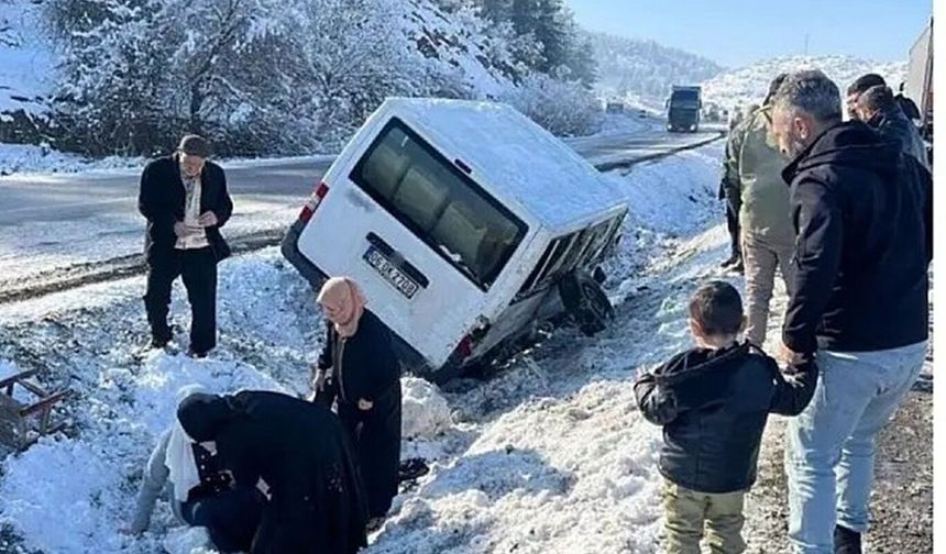 Buzlanma Kazalara Yol Açtı: 4 Kişi Yaralandı