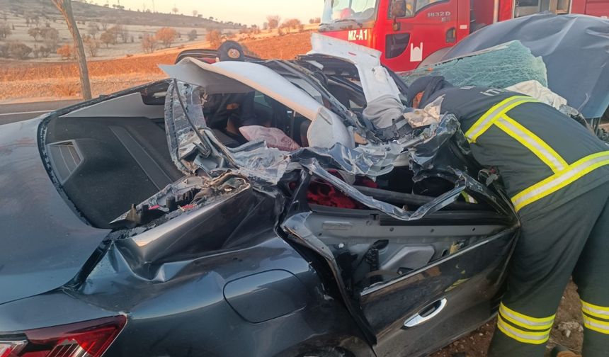 Tır ile Otomobil Çarpıştı: 1 Ölü, 2 Yaralı